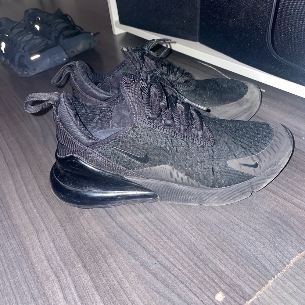 Black Nike 270s
